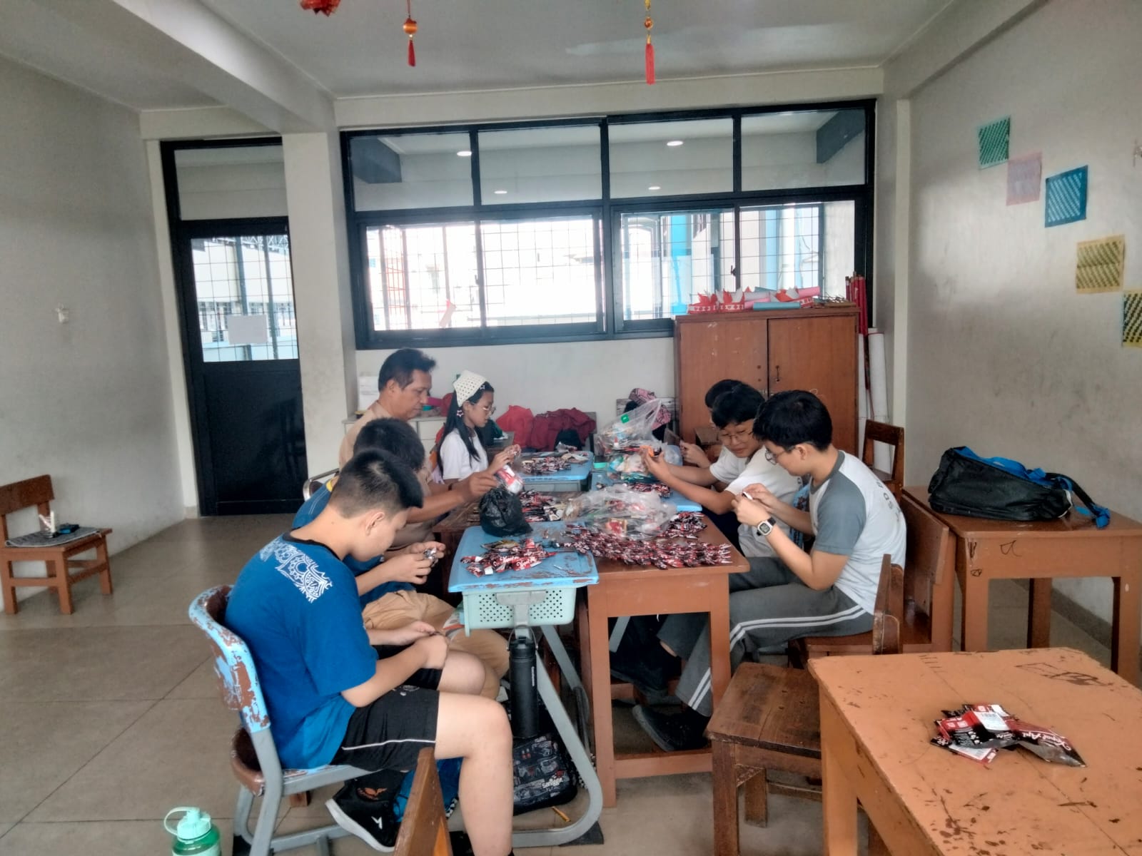 Kreatif dan Peduli Lingkungan, Siswa Kelas 6 SDS Tridharma Budhidaya Sulap Bungkus Kopi Kapal Api Menjadi Tikar Cantik